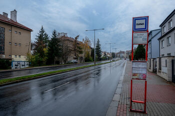 Bus a metro hned dostupné - Pronájem bytu 2+kk v družstevním vlastnictví 39 m², Praha 8 - Troja