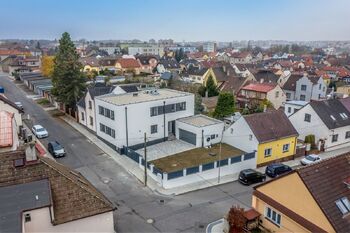 pohled na dům - Pronájem bytu 1+kk v osobním vlastnictví 35 m², Kladno