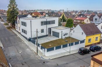 pohled na dům  - Pronájem bytu 1+kk v osobním vlastnictví 35 m², Kladno