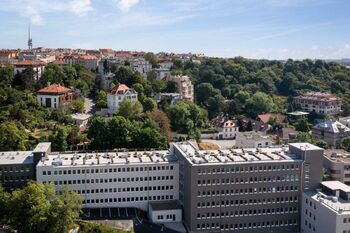 budova a okolí - Prodej bytu 1+kk v osobním vlastnictví 27 m², Praha 2 - Vinohrady