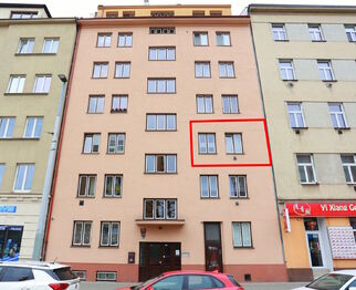 Pohled na dům z ulice s vyznačenými okny bytu - Prodej bytu 2+1 v osobním vlastnictví 58 m², Praha 9 - Libeň