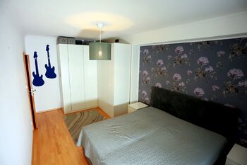 Ložnice pohledem od okna - Prodej bytu 2+1 v osobním vlastnictví 58 m², Praha 9 - Libeň