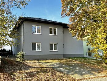 Bytový dům z ulice - Pronájem bytu 2+kk v osobním vlastnictví 47 m², Pohořelice 