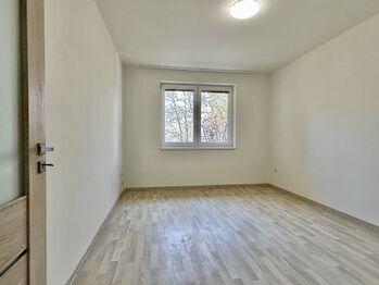 2. samostatný pokoj - Pronájem bytu 2+kk v osobním vlastnictví 47 m², Pohořelice