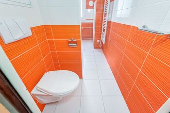 WC s koupelnou - Prodej bytu 3+1 v osobním vlastnictví 68 m², České Budějovice