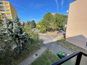 Balkon - pohled do ulice - Pronájem bytu 3+1 v osobním vlastnictví 63 m², Strakonice