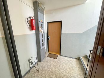 Chodba domu - před bytem - Pronájem bytu 3+1 v osobním vlastnictví 63 m², Strakonice