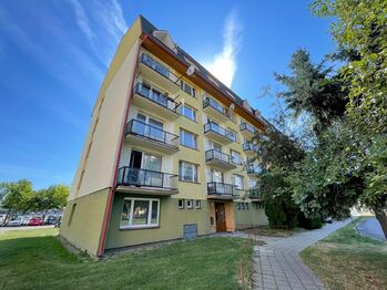 Pohled na dům - Pronájem bytu 3+1 v osobním vlastnictví 63 m², Strakonice