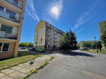 Pohled na dům - Pronájem bytu 3+1 v osobním vlastnictví 63 m², Strakonice