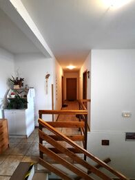 schodiště a chodba v patře - Prodej apartmánu 292 m², Mikulov