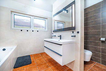 Koupelna s WC - Prodej domu 123 m², Velký Beranov