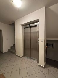 výtah - Prodej bytu 1+kk v osobním vlastnictví 25 m², Praha 9 - Černý Most