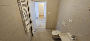 Koupelna - Pronájem bytu 2+kk v osobním vlastnictví 53 m², Praha 9 - Kbely