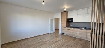 Obývací pokoj - Pronájem bytu 2+kk v osobním vlastnictví 53 m², Praha 9 - Kbely