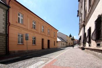 čelní pohled na dům - Pronájem bytu 1+kk v osobním vlastnictví 41 m², Kutná Hora