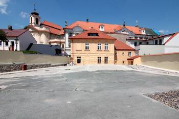 parkovací plocha u domu - Pronájem bytu 1+kk v osobním vlastnictví 41 m², Kutná Hora