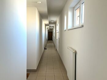 Chodba domu - Prodej bytu 1+kk v osobním vlastnictví 43 m², Praha 10 - Záběhlice