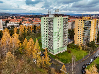 pohled na dům  - Prodej bytu 3+1 v osobním vlastnictví 81 m², Příbram