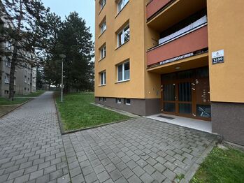 Vstup do domu - Pronájem bytu 2+1 v osobním vlastnictví 61 m², Brno