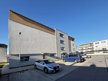 vchod do domu - Pronájem bytu 2+kk v osobním vlastnictví 57 m², České Budějovice