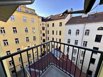 Prodej bytu 1+kk v osobním vlastnictví 26 m², Praha 5 - Smíchov