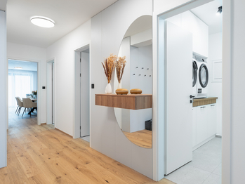 Vzorový byt - ukázka standardů podlah, dveří, klik, vypínačů, ovladačů podlahového topení - Prodej bytu 4+kk v osobním vlastnictví 146 m², České Budějovice