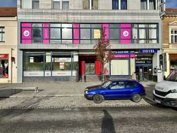 Pronájem obchodních prostor 431 m², Okříšky