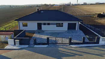 Pohled na dům z ulice.  - Prodej domu 166 m², Liblice