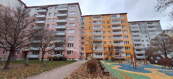 Pohled na dům ze zadní strany - Prodej bytu 3+1 v osobním vlastnictví 62 m², Brno