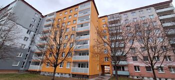 Pohled na dům z ulice - Prodej bytu 3+1 v osobním vlastnictví 62 m², Brno