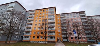 Pohled na dům z ulice - Prodej bytu 3+1 v osobním vlastnictví 62 m², Brno