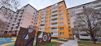 Pohled na dům ze zadní strany  - Prodej bytu 3+1 v osobním vlastnictví 62 m², Brno