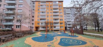 Pohled na dům ze zadní strany  - Prodej bytu 3+1 v osobním vlastnictví 62 m², Brno