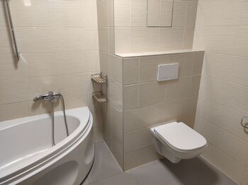 koupelna s WC - Pronájem bytu 2+kk v osobním vlastnictví 50 m², Pardubice