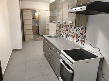 chodba s kuchyňskou linkou - Pronájem bytu 2+kk v osobním vlastnictví 50 m², Pardubice