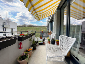 04-libcice-balkon-brano-pazitka.jpg - Prodej bytu 2+kk v osobním vlastnictví 64 m², Libčice nad Vltavou