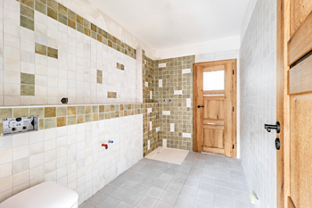 Koupelna v přízemí - Prodej bytu 4+1 v osobním vlastnictví 128 m², Libiš