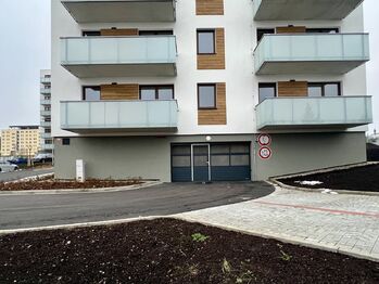 vjezd do garáží - Pronájem bytu 2+kk v osobním vlastnictví 63 m², Teplice