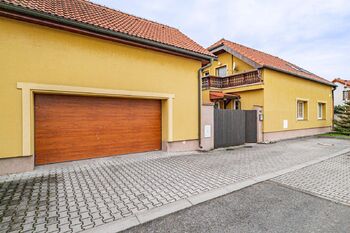 Prodej domu 358 m², Mochov