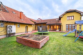 Prodej domu 358 m², Mochov