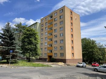 Pohled na přední část domu z ulice - Prodej bytu 2+1 v osobním vlastnictví 63 m², Karlovy Vary