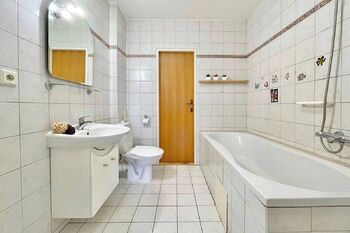 Koupelna 1 - Prodej domu 74 m², Praha 10 - Kolovraty