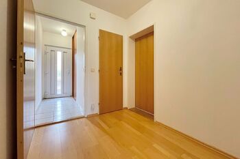 Chodba a zádveří - Prodej domu 74 m², Praha 10 - Kolovraty