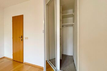 Ložnice - šatna - Prodej domu 74 m², Praha 10 - Kolovraty