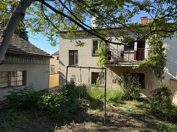 Pohled na zadní část domu s balkonem - Prodej, Praha 8 - Ďáblice