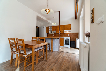 Prodej domu 631 m², Hluboké Mašůvky