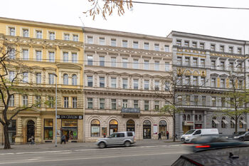 Pohled na dům z Vinohradské ulice - Prodej bytu 3+1 v osobním vlastnictví 117 m², Praha 2 - Vinohrady