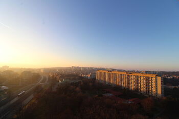 výhled z lodžie - Prodej bytu 1+kk v osobním vlastnictví 23 m², Praha 8 - Kobylisy