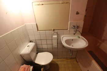 koupelna s wc - Prodej bytu 1+kk v osobním vlastnictví 23 m², Praha 8 - Kobylisy