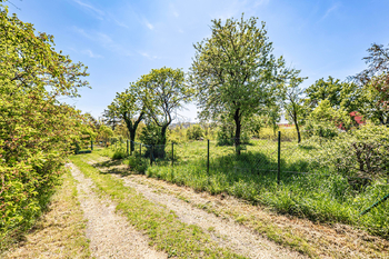Prodej pozemku 1070 m², Husinec